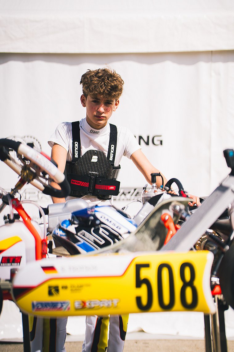 Stavros Tsotsos Francia im Fahrerlager der FIA Karting Academy Trophy, umgeben von Karts vor seinem Einsatz.