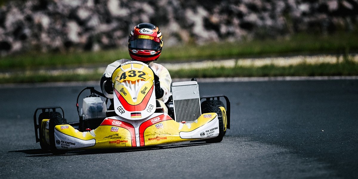 Constantin Papst im Kart bei der FIA Academy Trophy Senior in Mülsen, aufgenommen von vorne auf der Rennstrecke.
