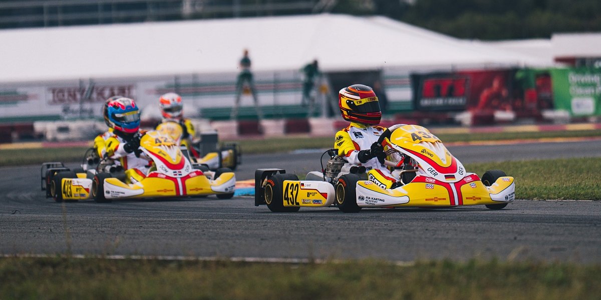 FIA Karting Academy Trophy Senior, Valencia 2026 – Constantin Papst FIA Karting Academy Trophy auf der Rennstrecke in Valencia: Mehrere Kartfahrer in gelb-weißen Karts fahren durch eine Kurve, im Vordergrund Deutschland Constantin Papst.