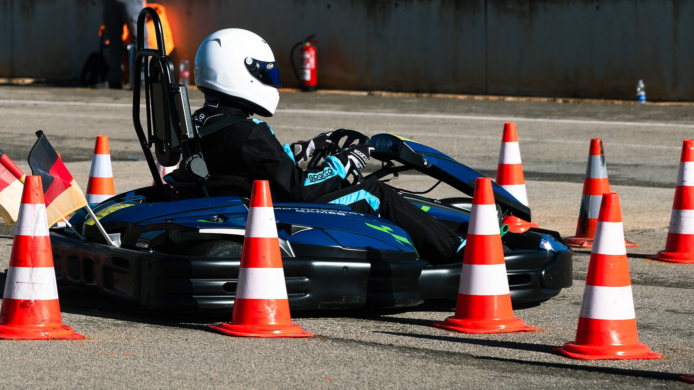 Kart Slalom Fahrer im Kart fährt um Hütchen auf den FIA Motorsport Games 2024