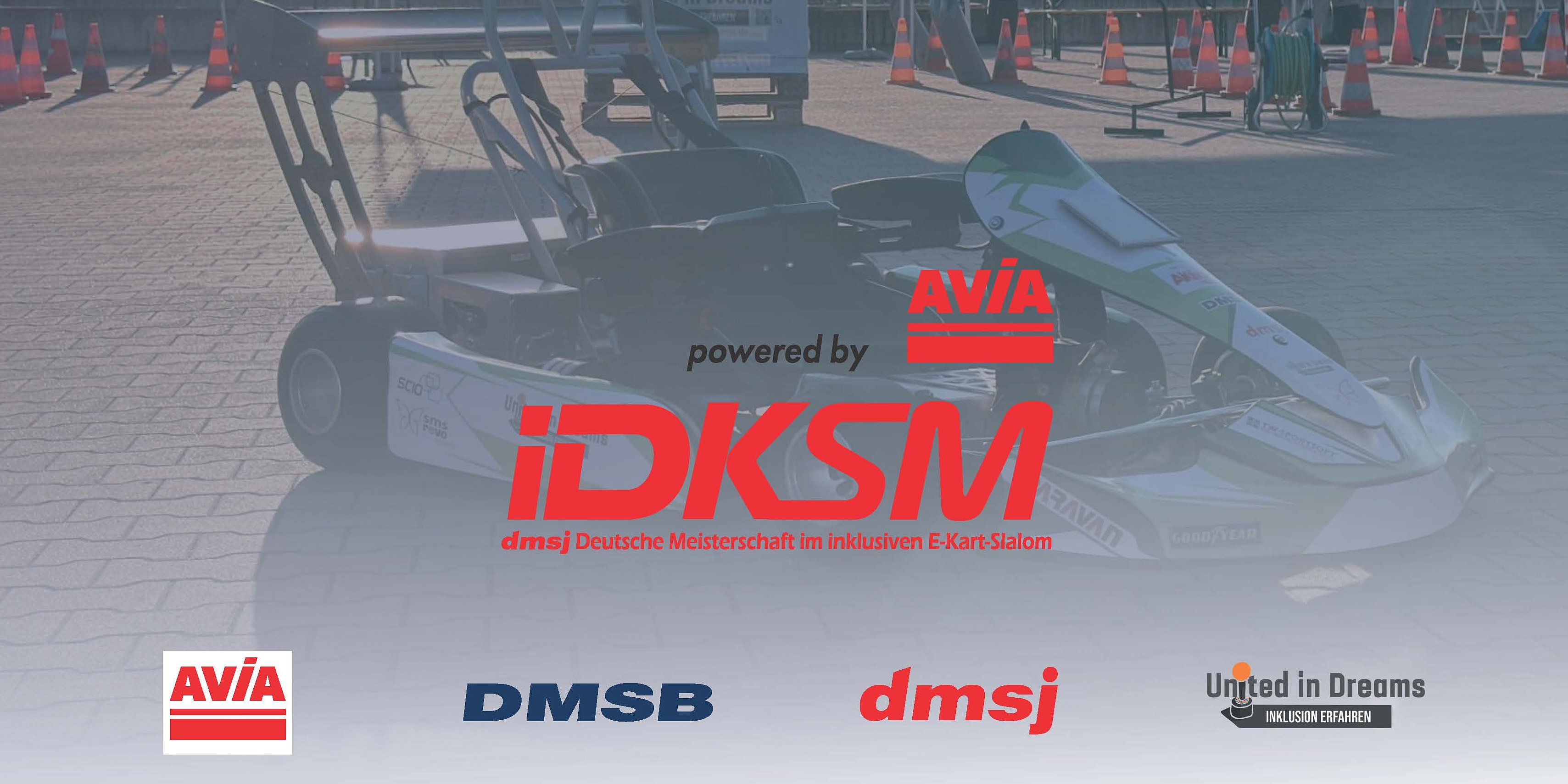 iDKSM powered by AVIA E-Kart auf einem sonnigen Platz mit Pylonen und Zeltaufbau im Hintergrund. Darüber liegt eine halbtransparente Grafik mit den Logos von der iDKSM powered by AVIA, DMSB, dmsj und United in Dreams.