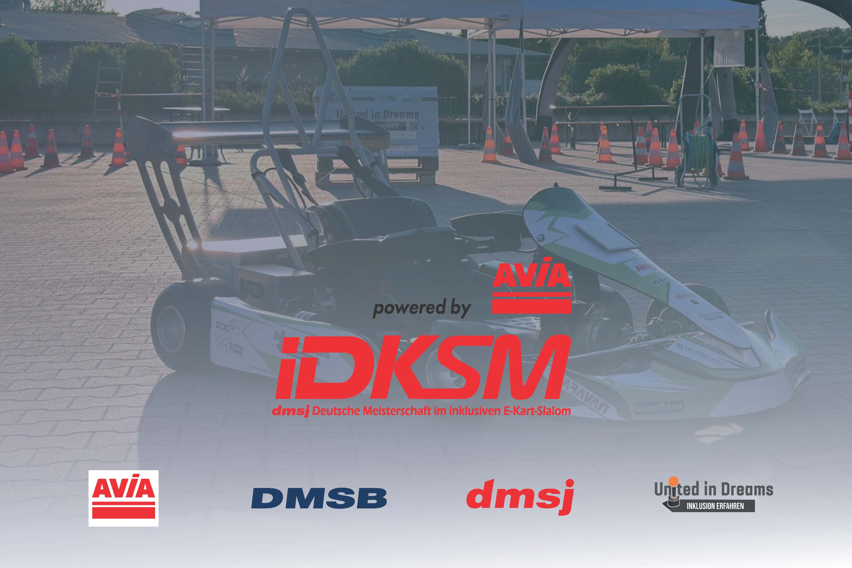 E-Kart auf einem sonnigen Platz mit Pylonen und Zeltaufbau im Hintergrund. Darüber liegt eine halbtransparente Grafik mit den Logos von der iDKSM powered by AVIA, DMSB, dmsj und United in Dreams.
