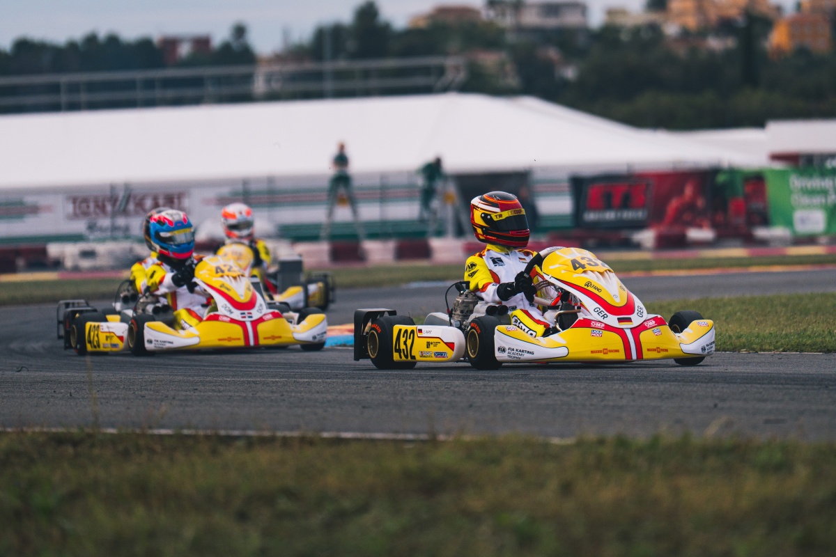 FIA Karting Academy Trophy auf der Rennstrecke in Valencia: Mehrere Kartfahrer in gelb-weißen Karts fahren durch eine Kurve, im Vordergrund Deutschland Constantin Papst.
