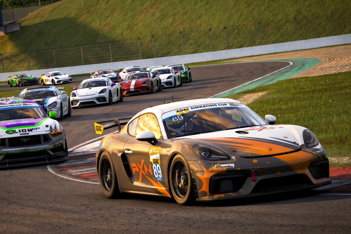 Virtuelle GT4-Rennautos auf einer Rennstrecke in Action.