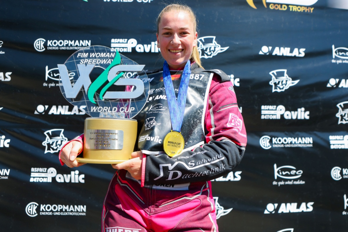 Hannah Grunwald gewinnt FIM Women's Speedway World Cup 2026 Hannah Grunwald mit Siegerpokal und Goldmedaille vor Sponsorenwand nach ihrem Erfolg beim FIM Women's Speedway World Cup in Kroatien.