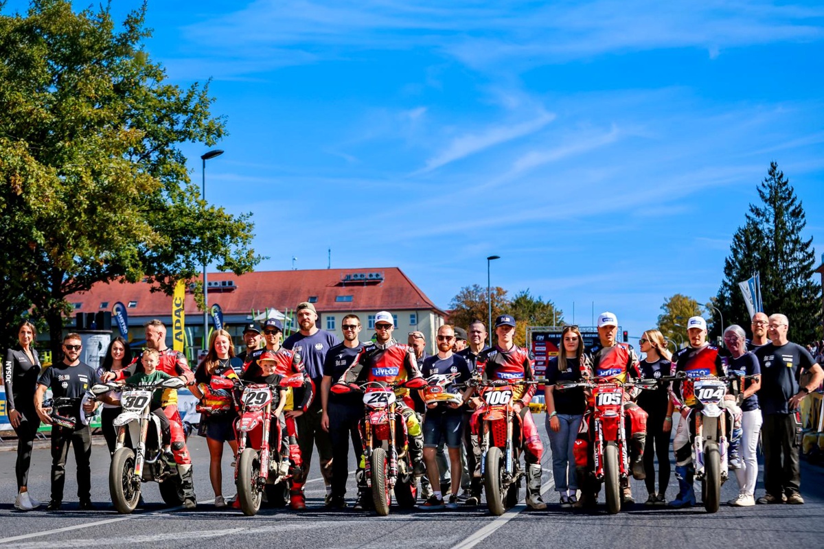 SuperMoto of Nations 2026, St. Wendel Die deutschen Supermoto-Teams stehen gemeinsam mit ihren Motorrädern und Betreuern auf der Rennstrecke.