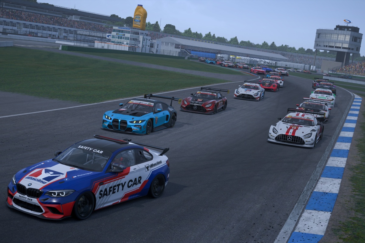 ADAC SimRacing Championship, Hockenheim Virtuelle Rennwagen auf einer Rennstrecke beim SimRacing.